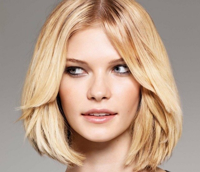 Vyfúkajte suché vlasy blond vlasy rovné rozdelenie