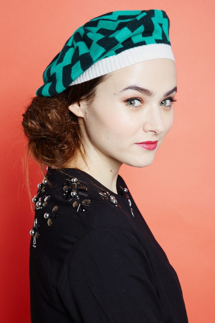 účesy-klobúky-nápady-vlasy-drdol-hlboko uviazané