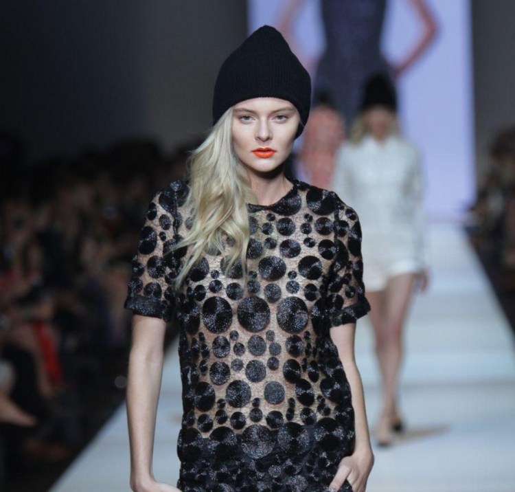 účesy-klobúky-nápady-otvorené-vlasy-zastrčené-bokom