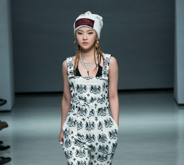 účesy-klobúky-nápady-malé-vrkoče-gangsta-look