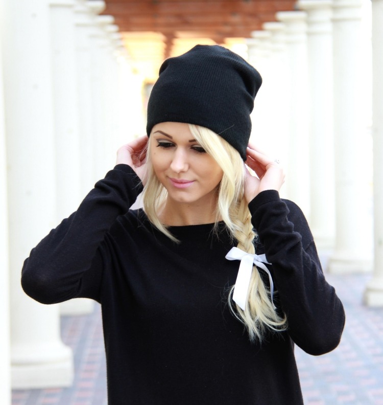 účesy-klobúky-nápady-bočné ofiny-bočný vrkoč-blond-vlasy