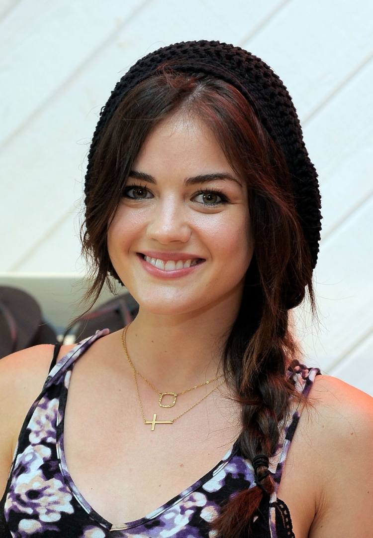 účesy-klobúky-nápady-lucy-hale-vrkoč