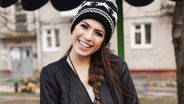 účesy-klobúky-nápady-ležérny štýl-neodopnutý-vzhľad-vrkoč