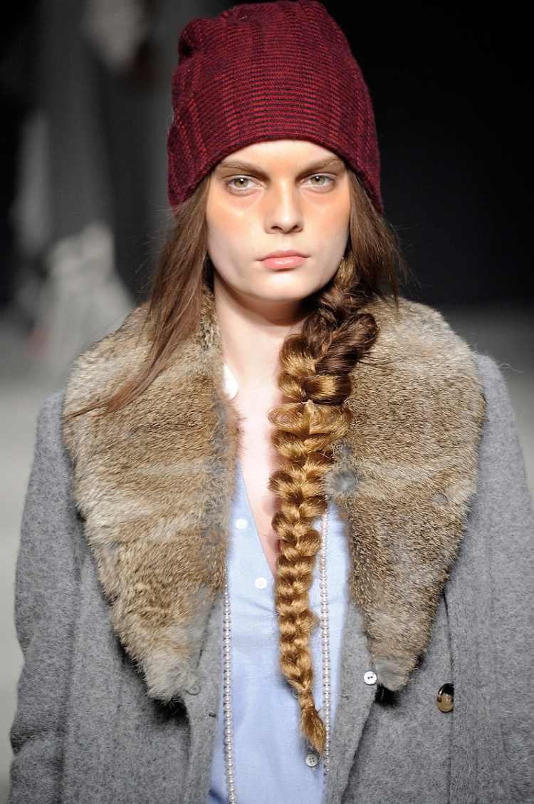 účesy-klobúky-nápady-dlhý cop-nosený na boku