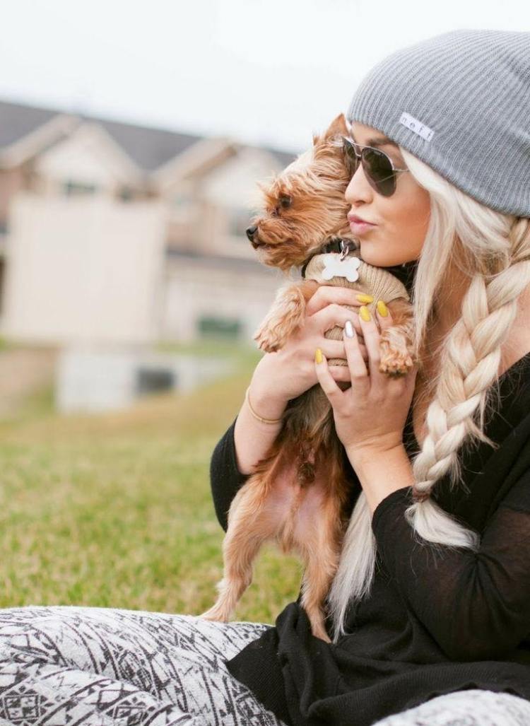 účesy-klobúky-nápady-vrkoč-nosené na boku