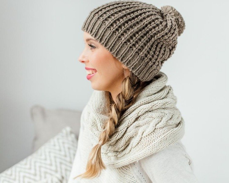 Účesy pre klobúky nápady-bokom-nosené-pletené-zimná móda