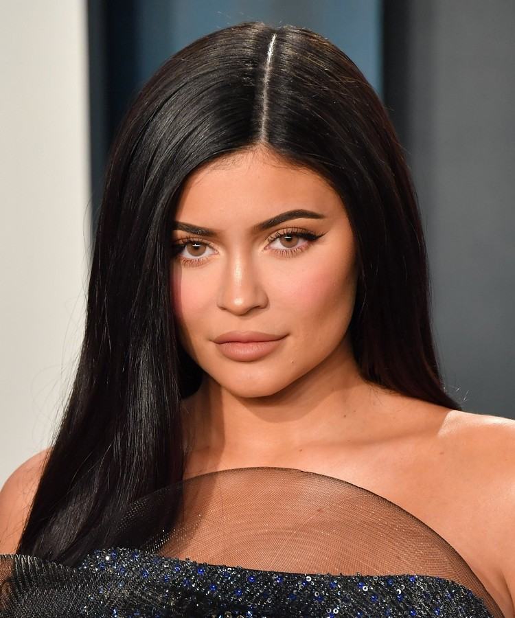 Účesy Kylie Jenner pre nízke čelo