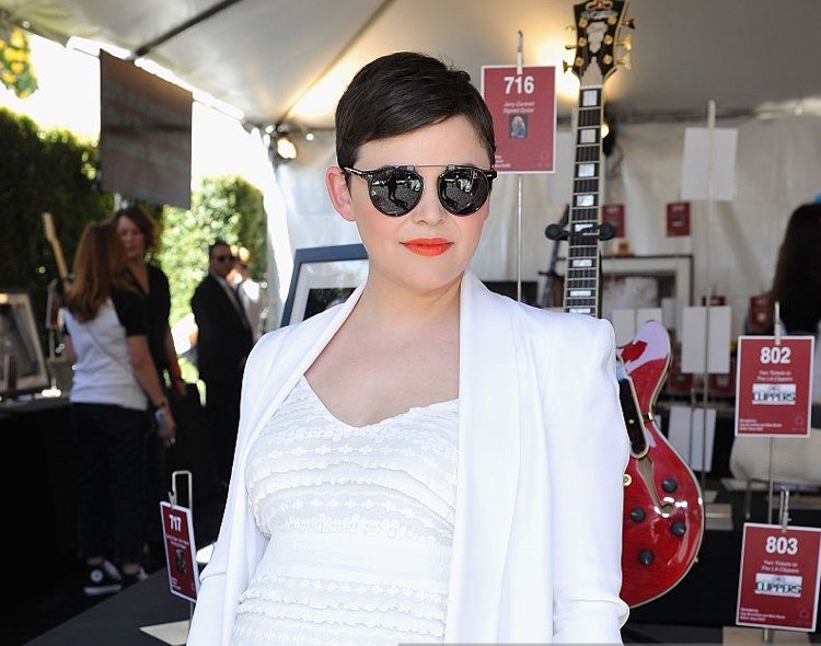 Účesy pre okrúhlu tvár - Ginnifer Goodwin s okuliarmi Dior Účesy pre okrúhlu tvár -hviezdy-slnečné okuliare-ginnifer-goodwin