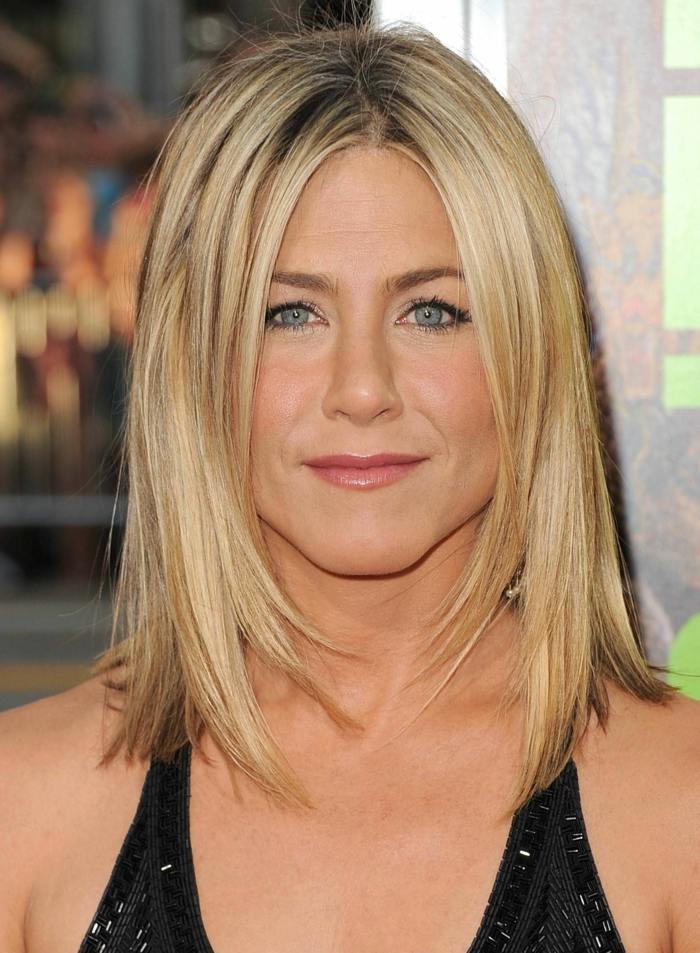 Ikona štýlu Jennifer Aniston s rovnými vlasmi stredne dlhé vlasy narovnané