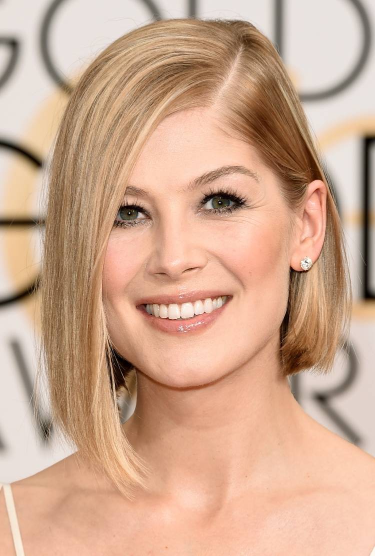 Asymetrický bočný lúč Bob - Rosamund Pike polodlhé účesy 2015 dámy-ružová-ústa-šťuka-asymetrické-bob-bočné lúčenie