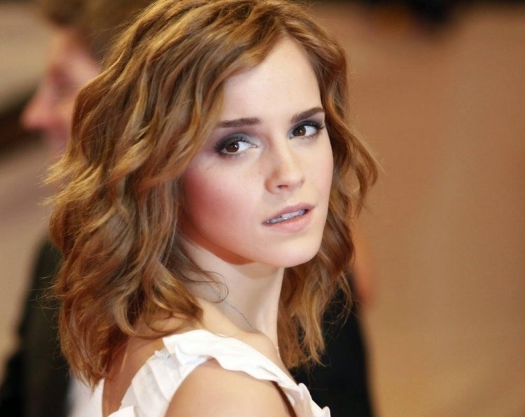 vrstvené stredne dlhé vlnité vlasy so šikmou ofinou účesy-polodlhé-2015-dámy-kučery-bočné lúčenie-emma-kameň