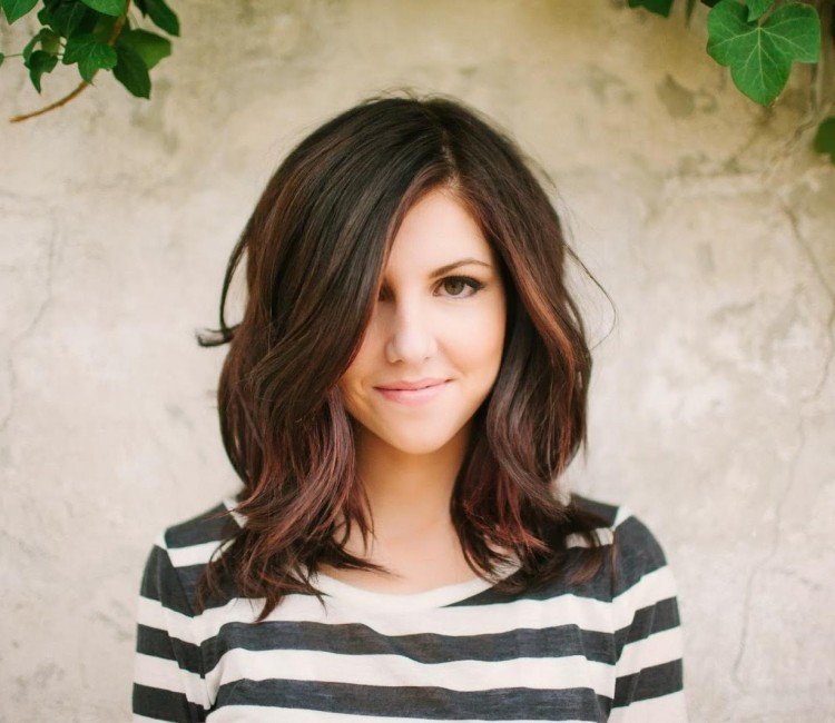 Stredne dlhé vlasy, odstupňovaný strih, bočné delenie a melír účesy-polodlhé-2015-dámy-odstupňované-dlhé-bob-bočné lúčenie-vlnité