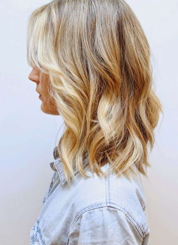 odstupňovaný dlhý bob - mierne vlnité vlasy účesy-polodlhé-2015-dámy-dlhé-bob-stupňovité-vlnité-bočný pohľad