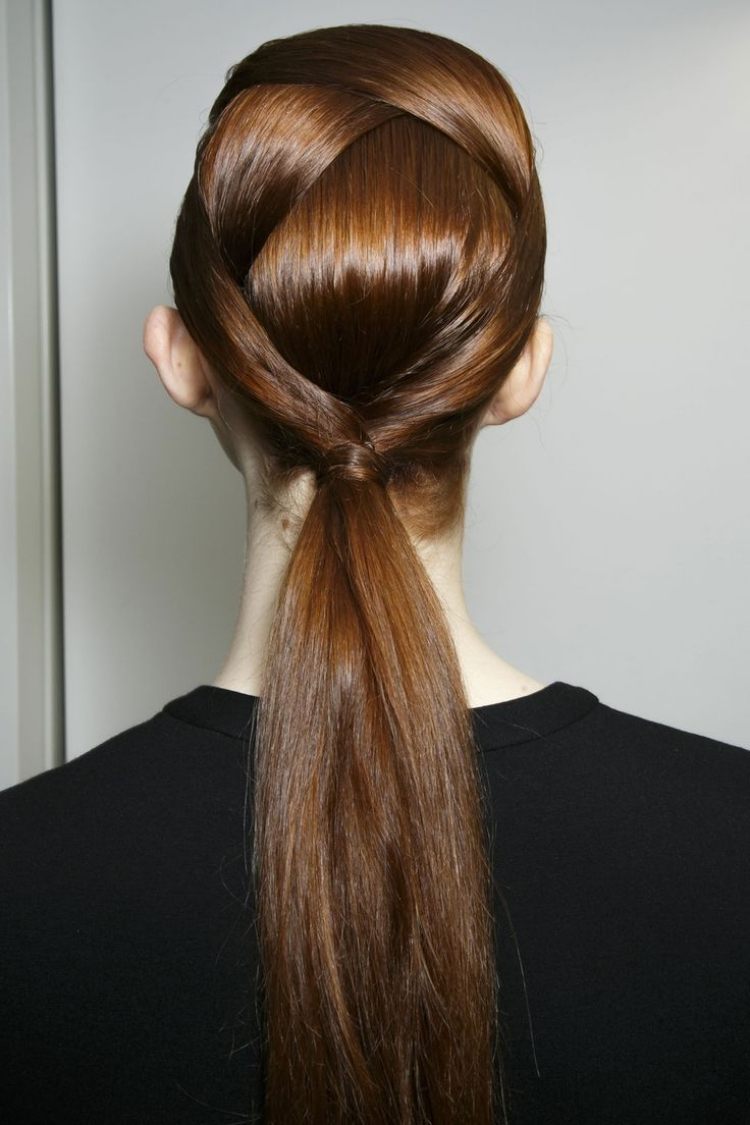 Nízky chvost Fendi Show Fall 2014 Fendi-jeseň-2014-zákulisie-účes-nízky-uviazaný-chvost