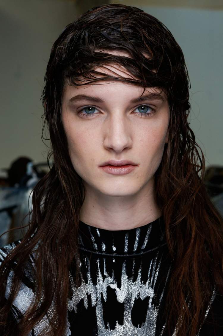 Marni Fall 2014 Show - vlasy vo vlhkom vzhľade Marni-Herbst-2014-Backstage-hair-wet-look