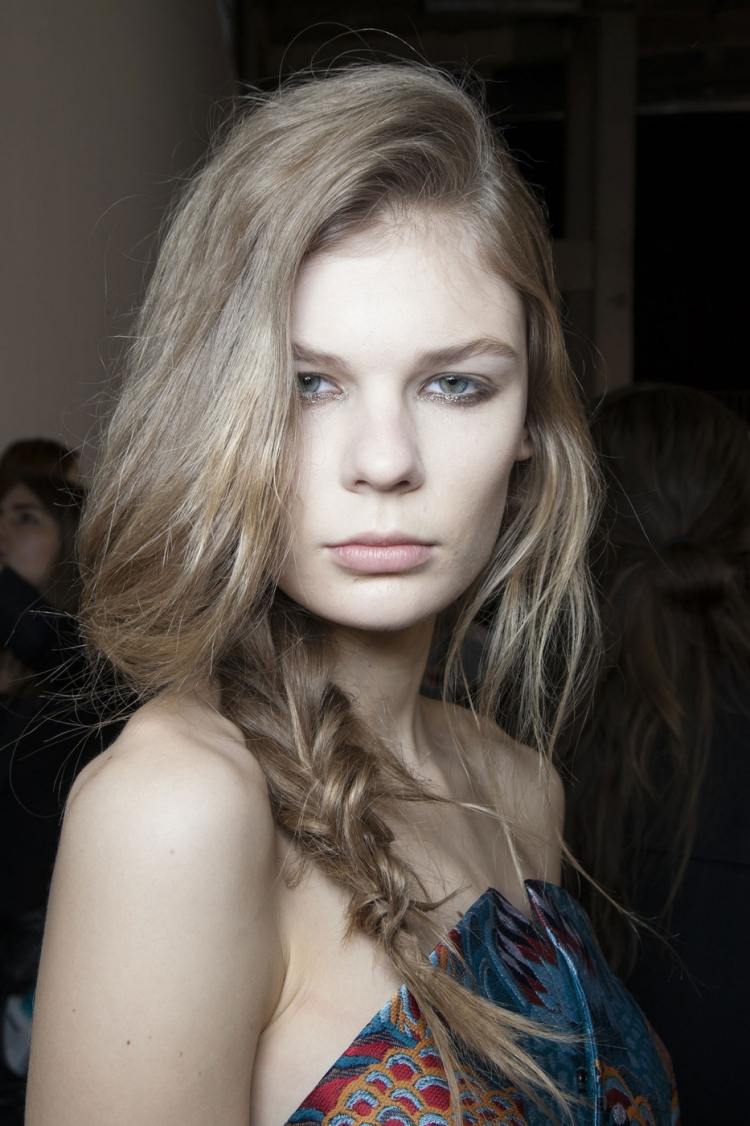 Účes s bočným vrkočom Leonard Paris Fall 2014 Leonard-Paris-Jeseň-2014-Účes-Model-Bočný vrkoč