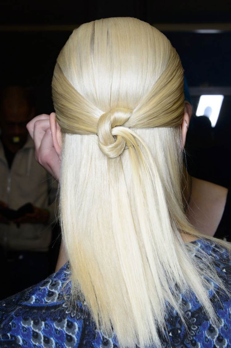 pootvorené vlasy zauzlené - Chado Ralph Rucci, jeseň 2014 Chado-Ralph-Rucci-jeseň-2014-účes-zákulisie