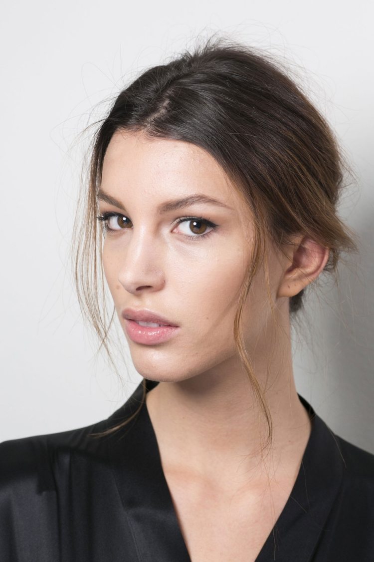 Dolce & amp; Stredová časť účesu Gabbana jeseň 2014 Chignon Dolce-Gabbana-jeseň-2014-model-chignon-účes-stredná rozlúčka