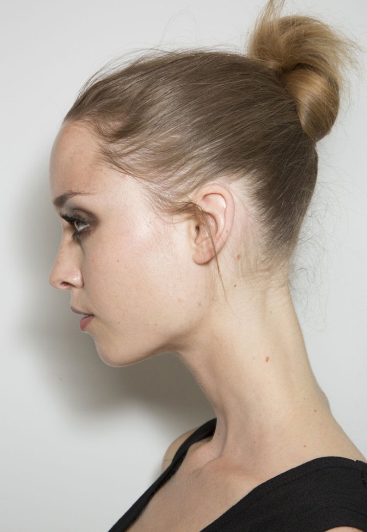 jednoduchý topknot zviazaný úplne hore - Versace Versace-model-účes-topknot-2014