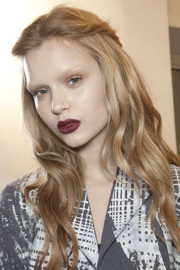 Účes Gucci jeseň 2012 napoly otvorené vlasy Gucci-jeseň-2012-zadné-pripnuté-diely