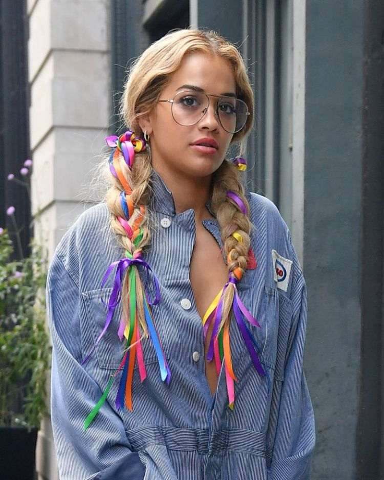 rita ora účes holandský vrkoč farebné stužky farebný akcent