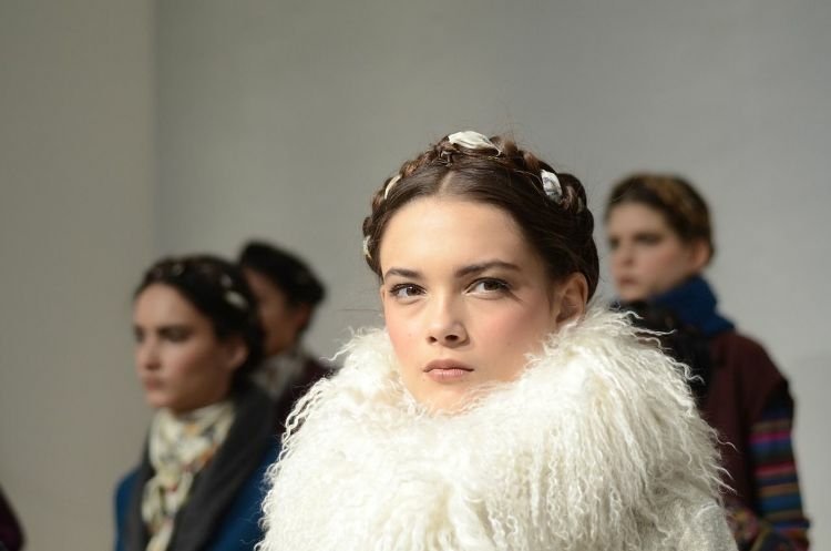 účes copu s copom v korunke updo elegantný