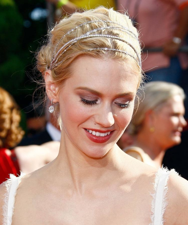 elegantný vysoký účes a strieborné retiazky updo-hair-band-nápady-strieborné-reťaze
