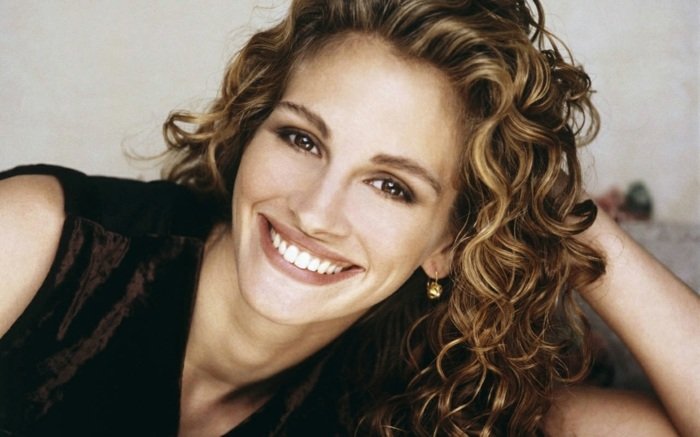 Účesy s kučerami Julia Roberts náušnice Svarowski Curls-by-Julia-Roberts-with-light-pramene