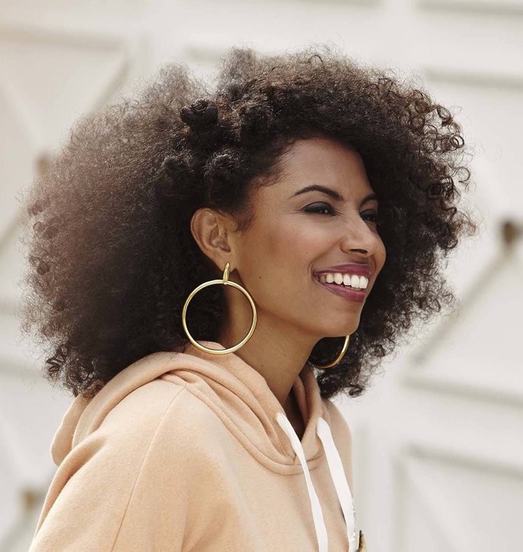 Mini drdoly na boku pre pootvorený účes s prírodnými kučerami