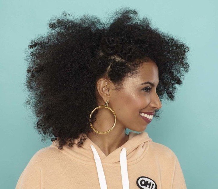 pootvorený účes pre stredne dlhé kučeravé husté vlasy s mini bantu uzlami na boku