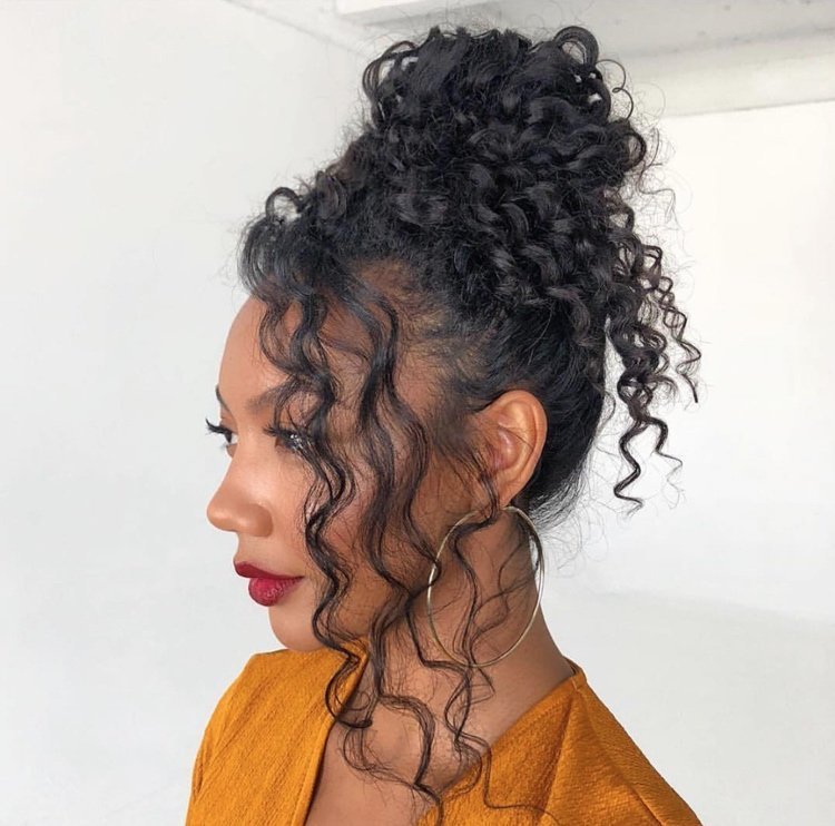 voľný vysoký drdol s kučerami