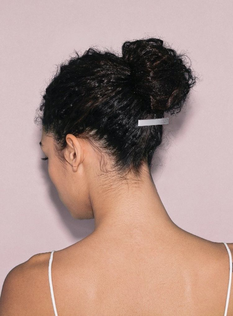 Vysoký drdol s kučerami a sponou do vlasov na zátylku