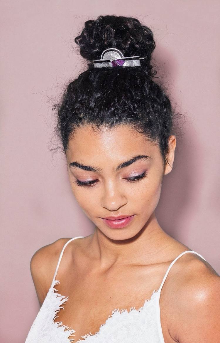 Okoreňte vysoký drdol kučeravými vlasovými doplnkami