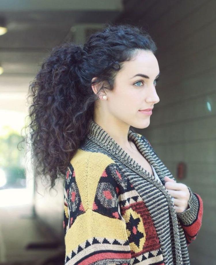 Účes s chvostom s prírodnými kučerami pre dlhé vlasy