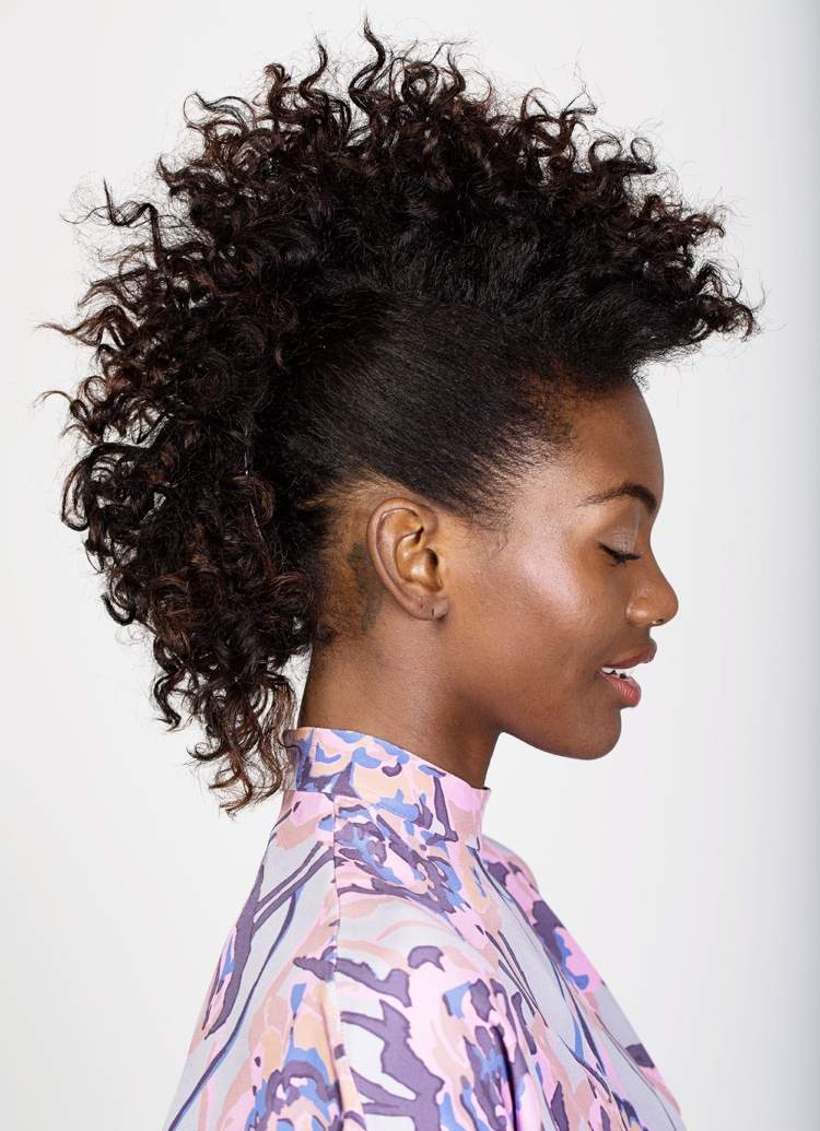 Stredne dlhý účes pre kučeravé vlasy