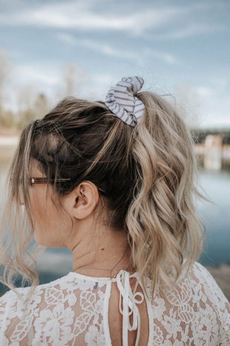 rýchle aktualizácie pre účesy s dlhými vlasmi so scrunchie
