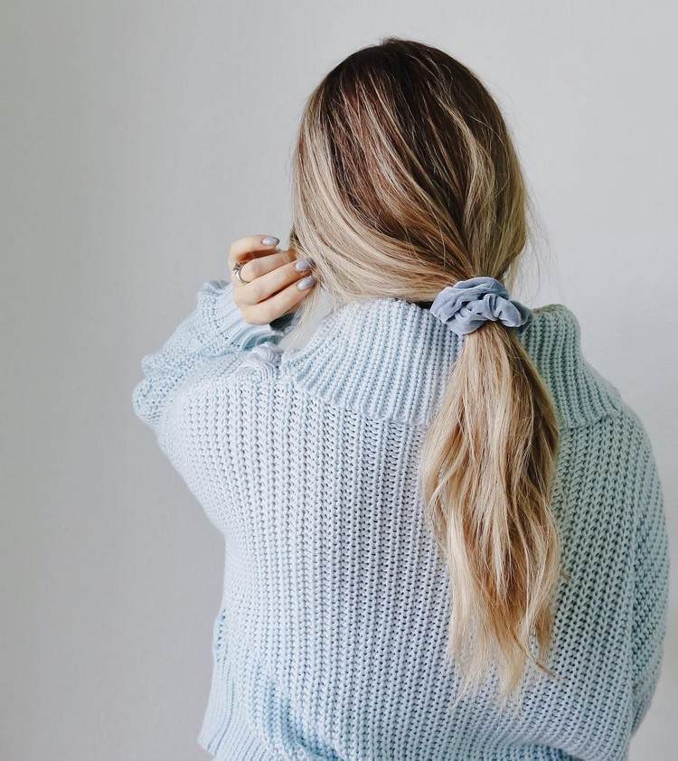 rýchle účesy pre dlhé vlasy trendy v štýle 90. rokov scrunchies