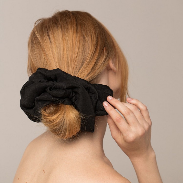 Scrunchie účesy pre krátke vlasy, vlasové doplnky, trendy 90. rokov