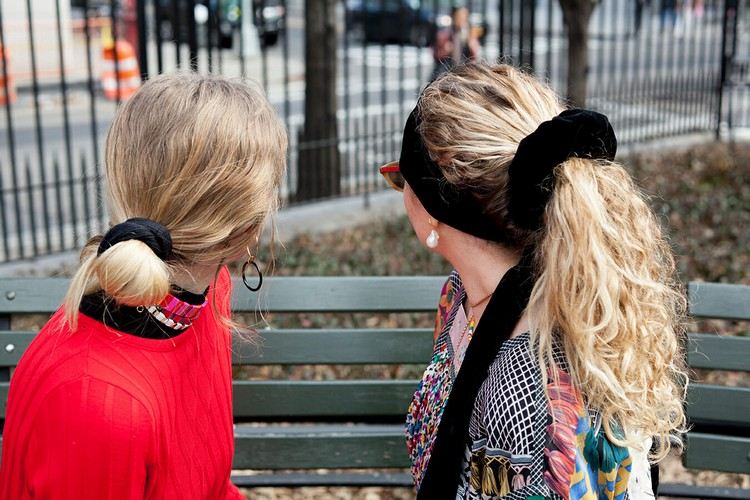 Účesy s aktualizáciami scrunchies pre trendy účesov s dlhými vlasmi