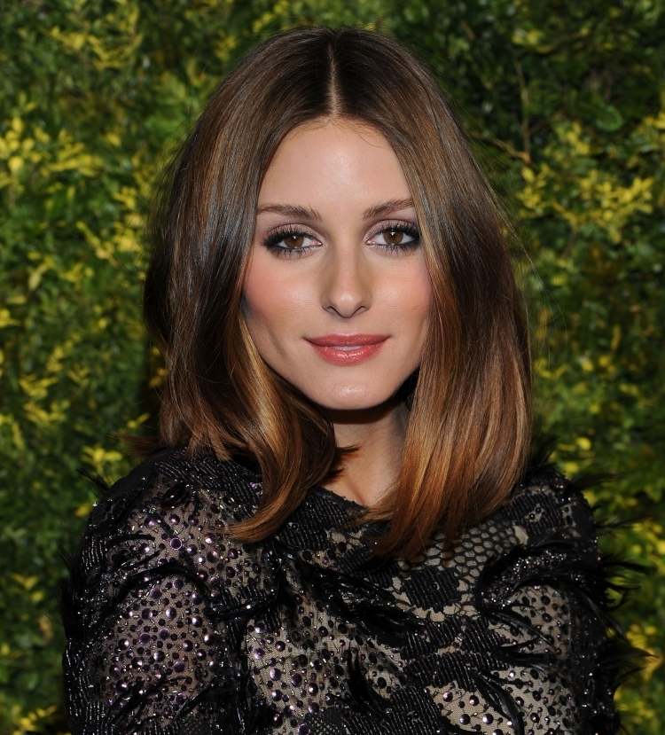 romantický - dlhší bob od Olivie Palermo Účesy stredne dlhé-bob-hnedo-trblietavé-večerné šaty-Olivia-Palermo-vlasy