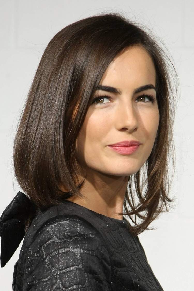 Camilla Belle s prirodzene tmavohnedými vlasmi Stredne dlhé účesy -camilla-belle-dlhé-bob-čierne-šaty-trblietky