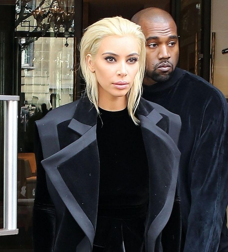 Kim Kardashian ukazuje nový minimalistický štýl Stredne dlhé účesy-nový štýl-módny trend-kim-kardashian-blond-vlasy