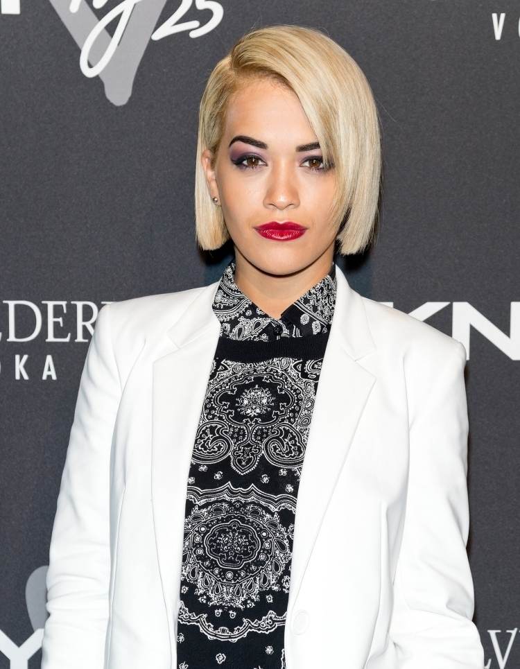 Rhita Ora s hladkými platinovými blond vlasmi Stredne dlhé účesy -Rita-Ora-bob-rovná-blond-platina-biela-blejzer