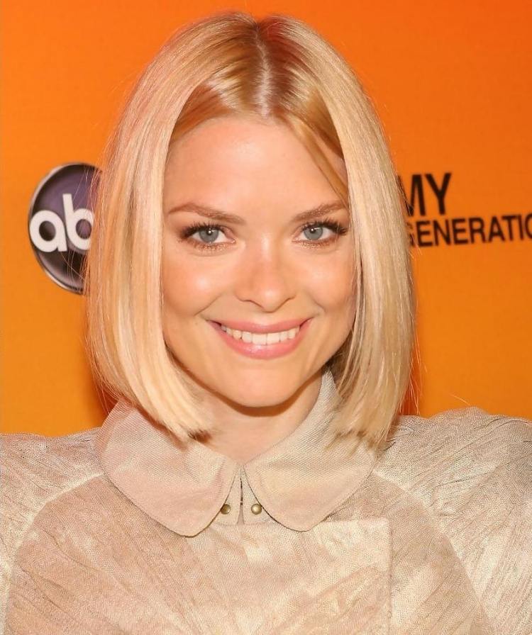 Jaime King vyzerá so svojim účesom sviežo a mladistvo účesy-stredne dlhé-krátke-bob-rovné-stredné-Jaime-King-Bob