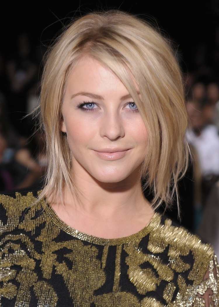 praktický stredne dlhý účes od Julianne Hough účesy-stredne dlhé-bob-blond-divoké-zlaté-šaty-julianne-hough