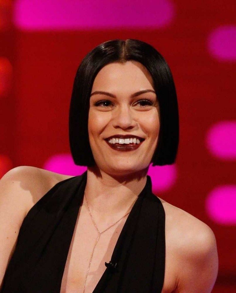 Jessie J ju nosí čiernu a krátku účesy-stredne dlhé-čierne-krátke-bob-rovné vlasy-jessie-j-