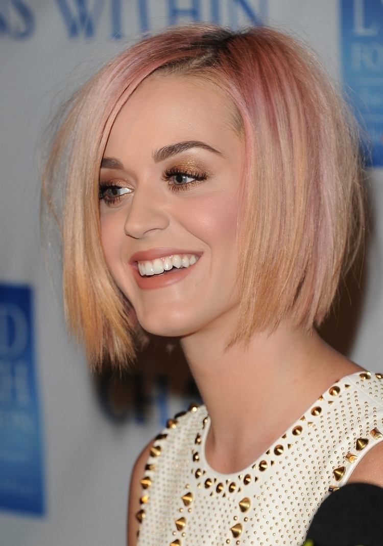 Katty Perry vždy ukazuje najnovšie trendy v účesoch účesy-stredne dlhé-rosegold-straenchen-katty-perry-bob-krátke