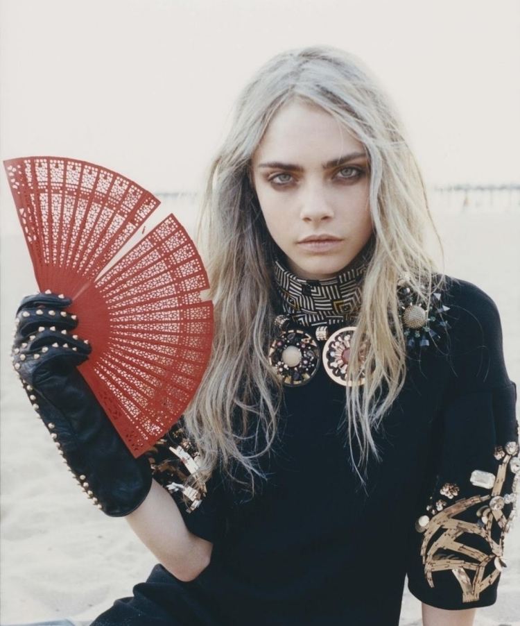 Cara Delevingne za najnovšie trendy vo farbách na vlasy účesy-model-farby-modelu-blond-platina-strieborná-Cara-Delevingne
