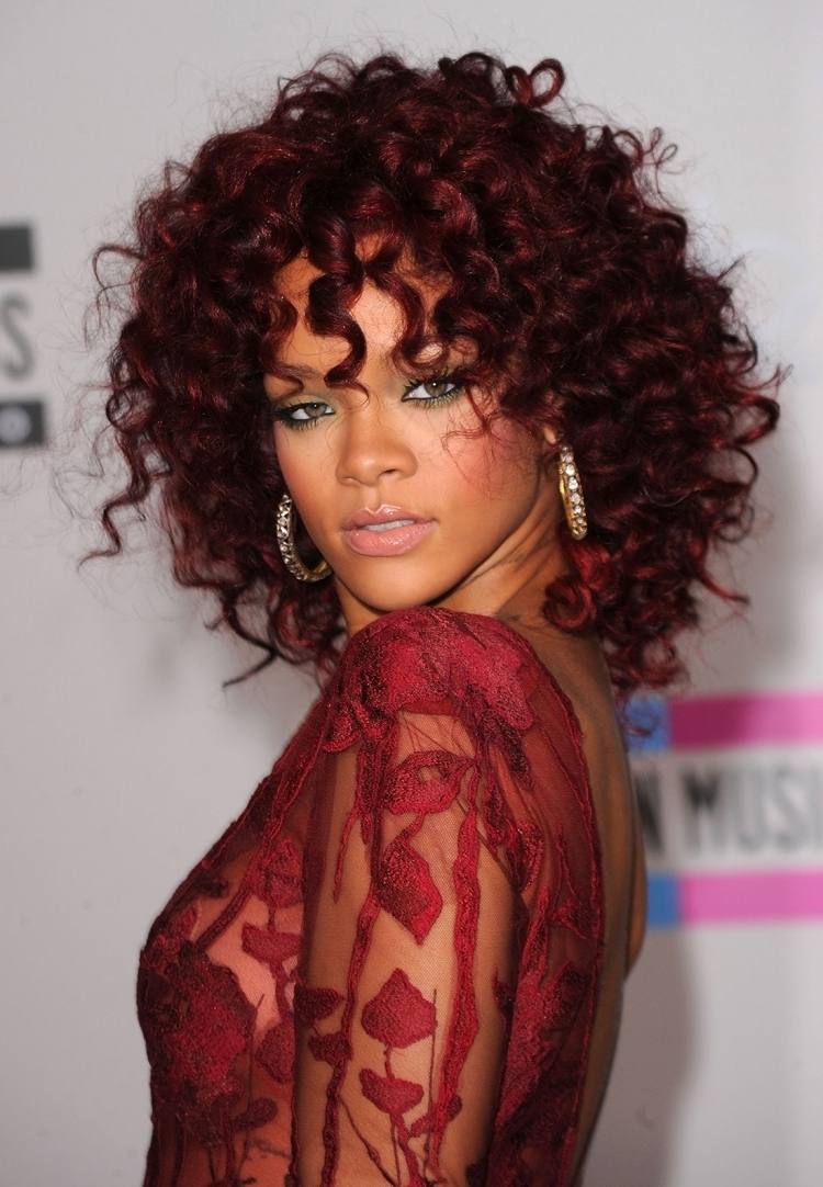 Kučeravá a divoká v červenom - Rihanna Stredne dlhé účesy-kučeravé-špicaté-červeno-kvetinové-rihanna