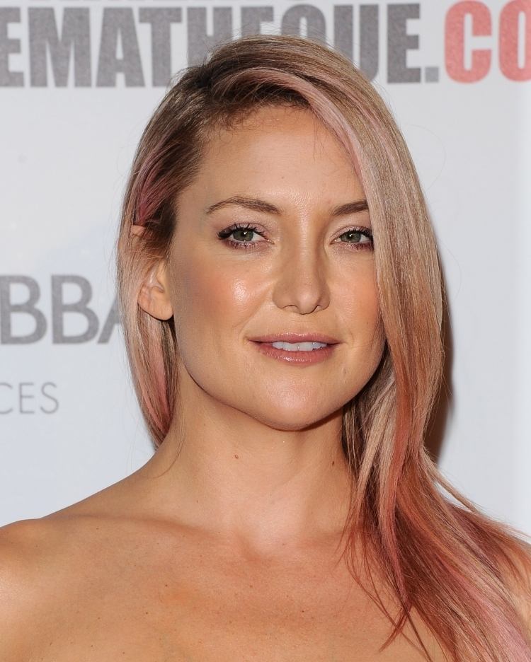 Kate Hudson s ružovou zlatou farbou vlasov účesy-stredne dlhé-kate-hudson-rosa-strahnchen-ružové-zlaté